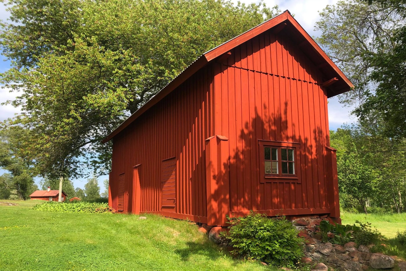 Rödfärgarna bild på nyfärgat hus